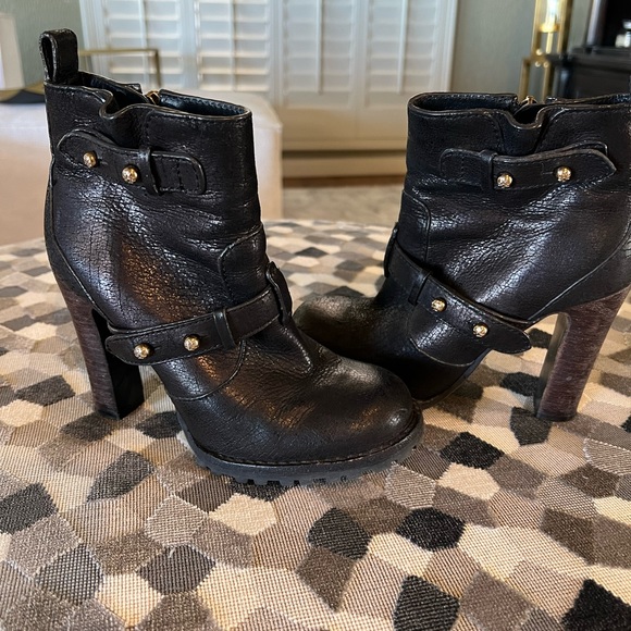 Tory Burch Black Ankle bootie!! Gently worn. Women’s size 6 - Picture 3 of 6